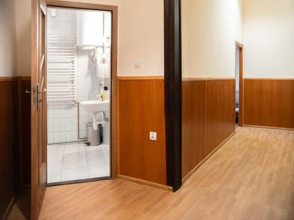 Station Aparthotel : photo 4 de la chambre chambre lits jumeaux avec salle de bains commune