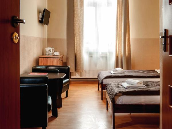 Station Aparthotel : photo 2 de la chambre chambre lits jumeaux avec salle de bains commune