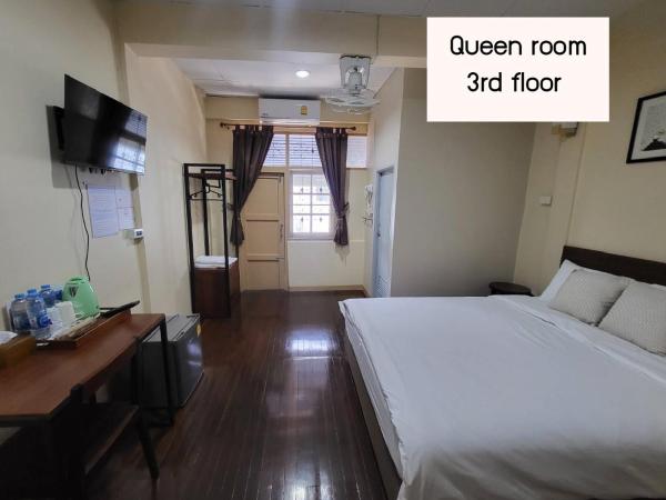 Achcha hotel - itsaraphap MRT station - Wat Arun : photo 10 de la chambre chambre lit queen-size avec balcon