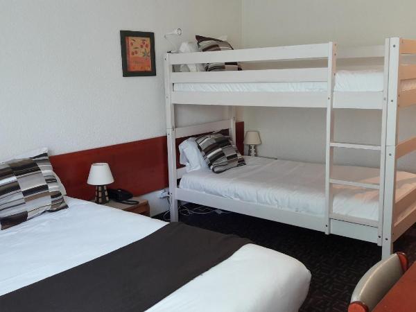 Hôtel-Restaurant La Belle Poule - Contact Hotel : photo 1 de la chambre chambre quadruple