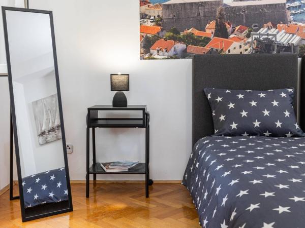 Placa apartment : photo 9 de la chambre chambre triple avec balcon