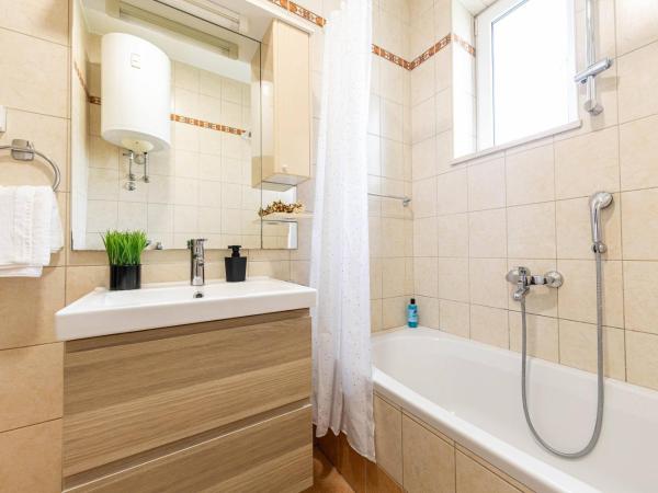 Placa apartment : photo 7 de la chambre chambre triple avec balcon