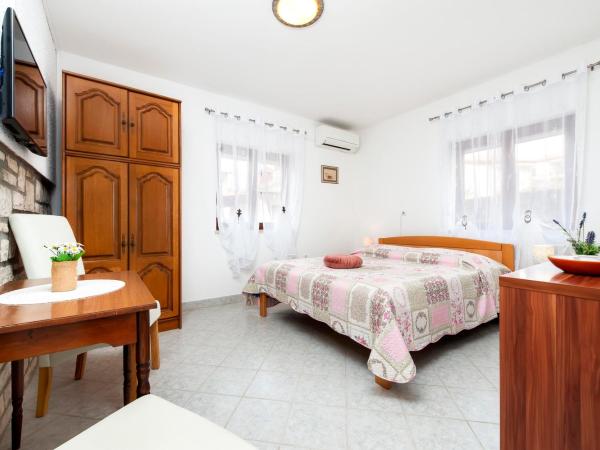 Apartments and Room Silvana : photo 6 de la chambre chambre double