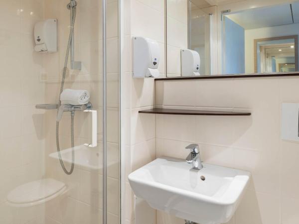 B&B HOTEL Laval Ouest : photo 1 de la chambre chambre double