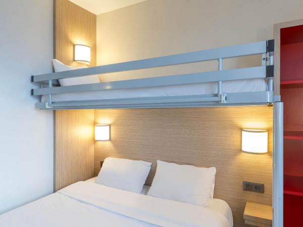 B&B HOTEL Laval Ouest : photo 1 de la chambre chambre triple