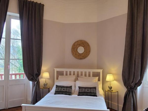 Le Manoir du Moulin de Madame : photo 5 de la chambre chambre triple - vue sur la piscine