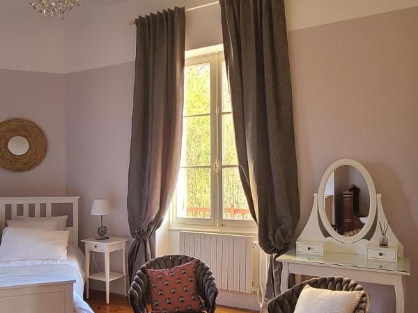 Le Manoir du Moulin de Madame : photo 1 de la chambre chambre triple - vue sur la piscine