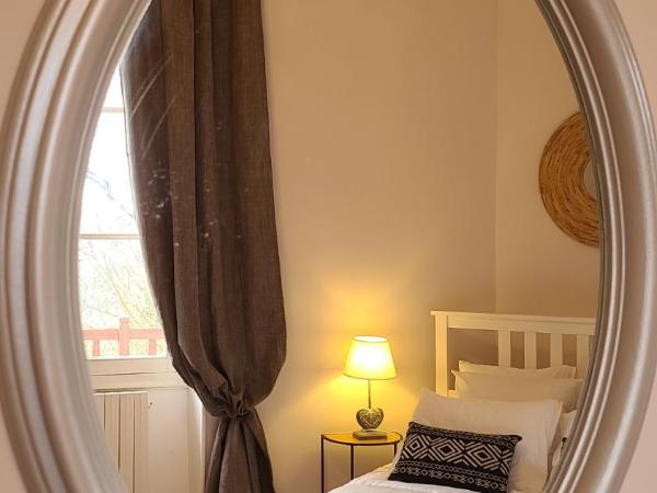 Le Manoir du Moulin de Madame : photo 7 de la chambre chambre triple - vue sur la piscine