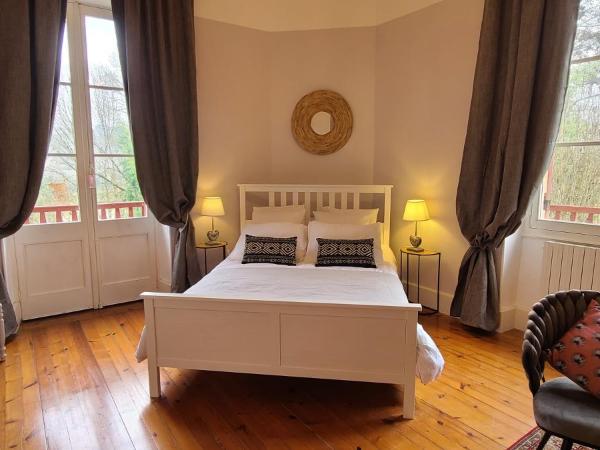 Le Manoir du Moulin de Madame : photo 8 de la chambre chambre triple - vue sur la piscine