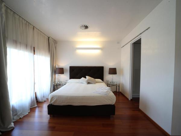 Villa Vanessa SUITES : photo 1 de la chambre chambre lit king-size avec balcon