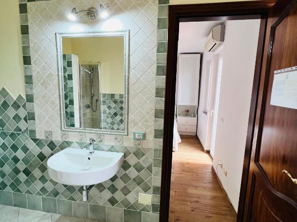 Affittacamere Ciro's House : photo 3 de la chambre chambre triple avec salle de bains privative