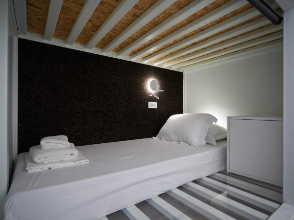 Hostel 16 Oia : photo 5 de la chambre  bed in 8-bed male dormitory room 