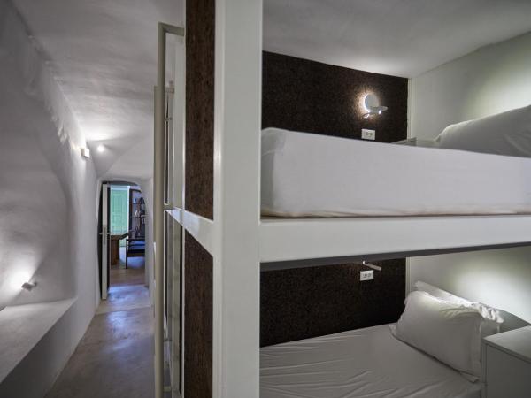 Hostel 16 Oia : photo 6 de la chambre  bed in 8-bed male dormitory room 