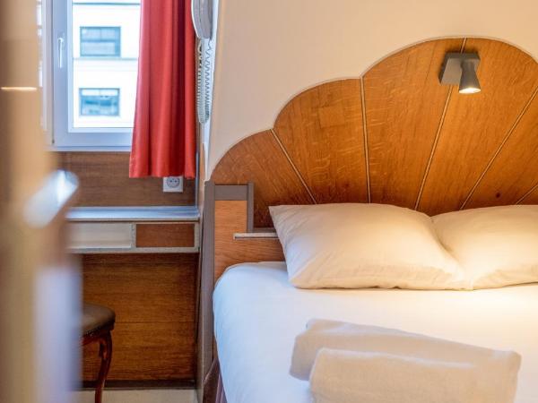 Hôtel Marignan : photo 1 de la chambre chambre double avec douche et toilettes