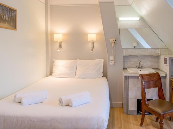 Hôtel Marignan : photo 1 de la chambre chambre triple avec toilettes privatives (douche commune au même Étage)