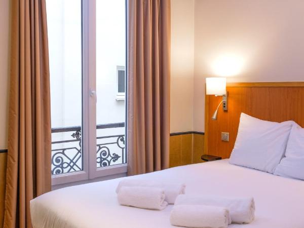 Hôtel Marignan : photo 8 de la chambre chambre double avec douche et toilettes