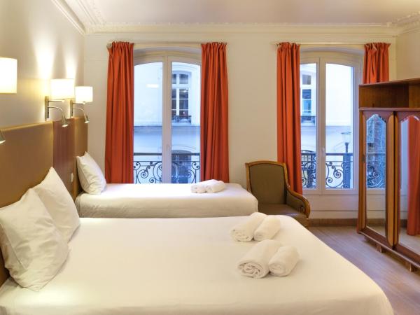 Hôtel Marignan : photo 1 de la chambre chambre quadruple avec douche et toilettes privatives