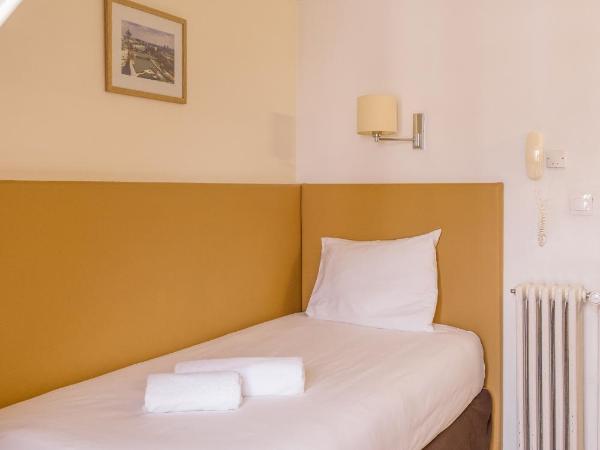 Hôtel Marignan : photo 3 de la chambre chambre simple (douche et toilettes communes au même Étage)