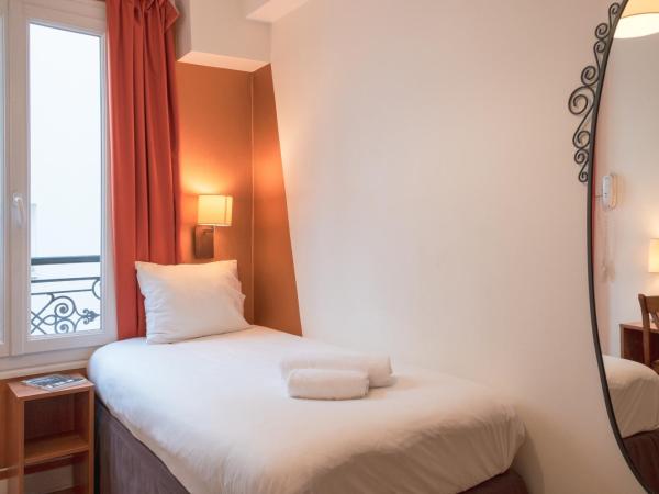 Hôtel Marignan : photo 5 de la chambre chambre simple (douche et toilettes communes au même Étage)