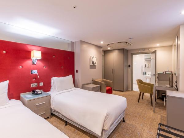 DoubleTree by Hilton London - West End : photo 4 de la chambre chambre lits jumeaux - pour personnes à mobilité réduite