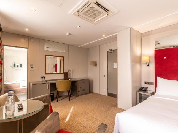 DoubleTree by Hilton London - West End : photo 1 de la chambre chambre lit queen-size familiale supérieure