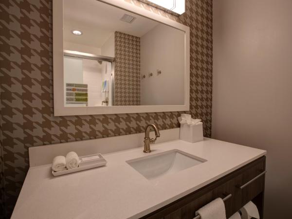 Home2 Suites By Hilton Charlotte Uptown : photo 1 de la chambre suite studio lit queen-size pour personnes malentendantes - non-fumeurs