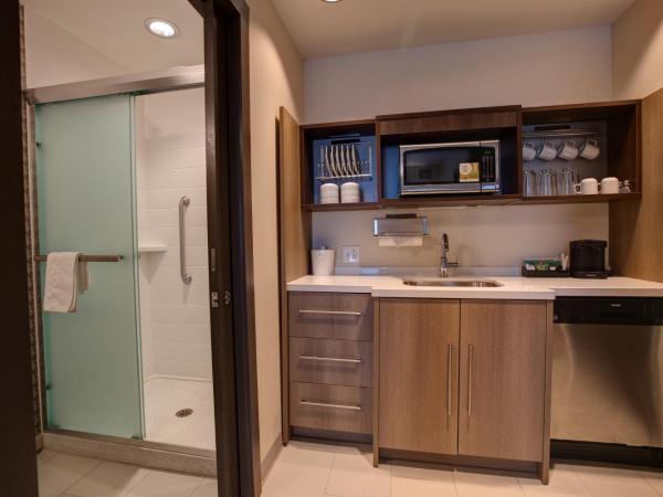 Home2 Suites By Hilton Charlotte Uptown : photo 5 de la chambre suite studio lit queen-size pour personnes malentendantes - non-fumeurs