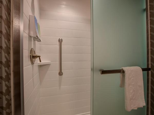 Home2 Suites By Hilton Charlotte Uptown : photo 6 de la chambre studio suite with two queen beds - hearing access/non-smoking