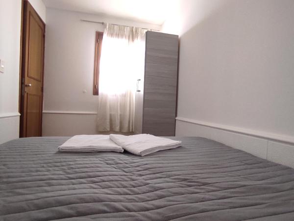 Tanino Home Suites : photo 5 de la chambre petite chambre double ou lits jumeaux