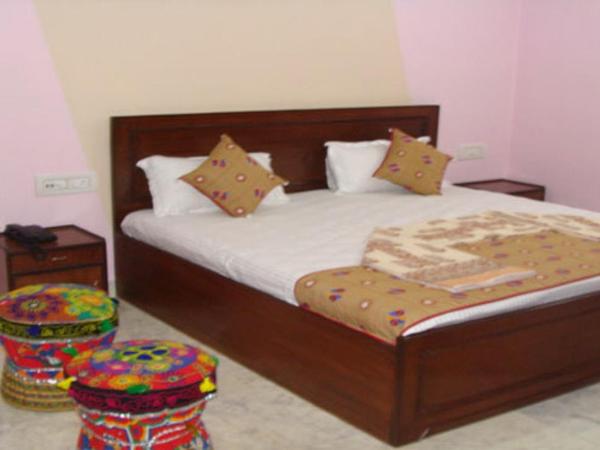 The TT Palace : photo 1 de la chambre chambre double avec lit d'appoint