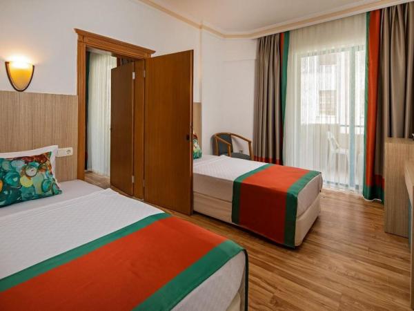 Club Mirabell Hotel All İnclusive : photo 6 de la chambre chambre familiale - vue sur jardin