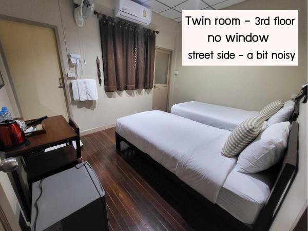 Achcha hotel - itsaraphap MRT station - Wat Arun : photo 1 de la chambre  twin room (no window)