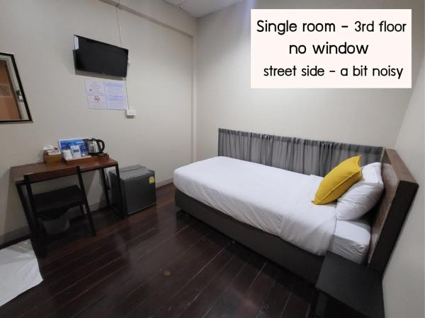 Achcha hotel - itsaraphap MRT station - Wat Arun : photo 1 de la chambre chambre simple (sans fenêtre)