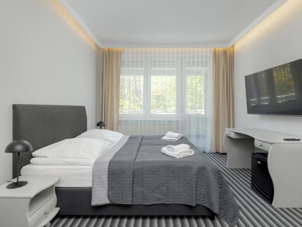 Aparthotel Etna : photo 3 de la chambre chambre double avec lit d'appoint