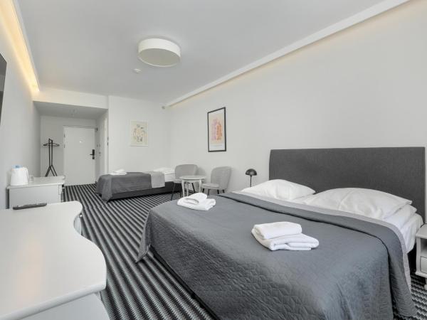 Aparthotel Etna : photo 6 de la chambre chambre double avec lit d'appoint