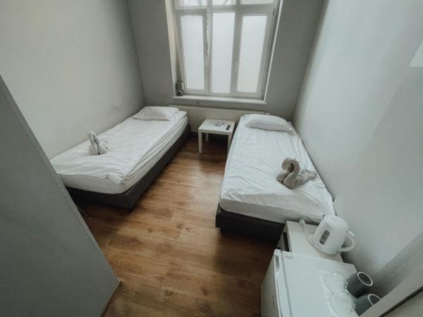 Central Sopot : photo 2 de la chambre economy twin room - railway track view