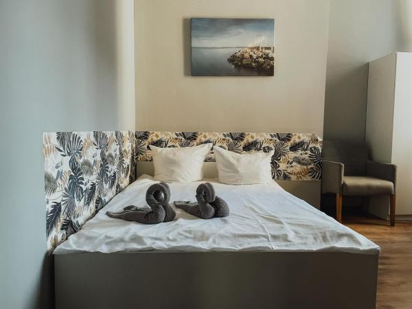 Central Sopot : photo 6 de la chambre economy double room - railway track view