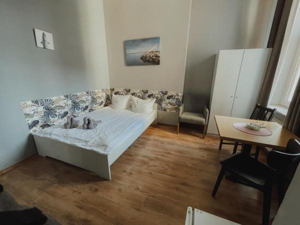 Central Sopot : photo 7 de la chambre economy double room - railway track view