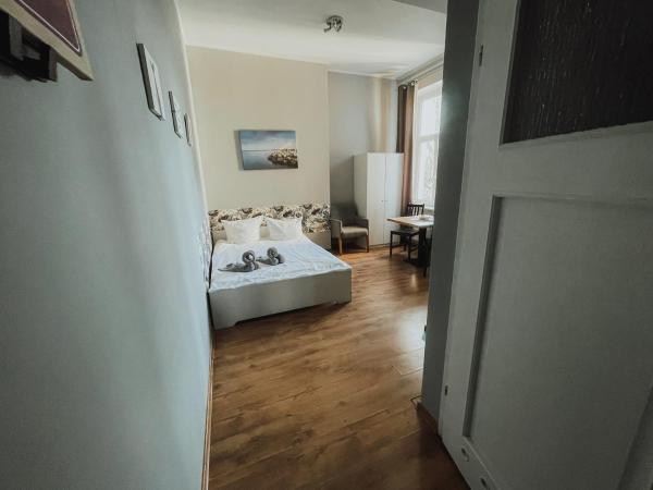 Central Sopot : photo 4 de la chambre economy double room - railway track view