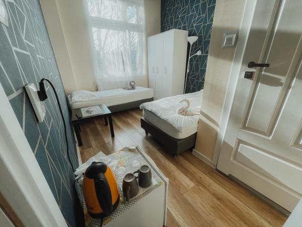 Central Sopot : photo 2 de la chambre economy twin room - railway track view