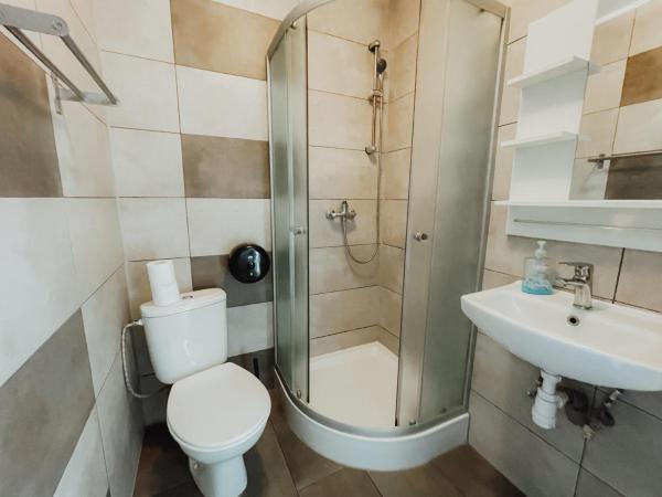 Central Sopot : photo 3 de la chambre economy twin room - railway track view