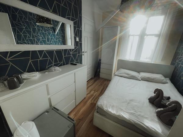 Central Sopot : photo 2 de la chambre standard double room - railway track view