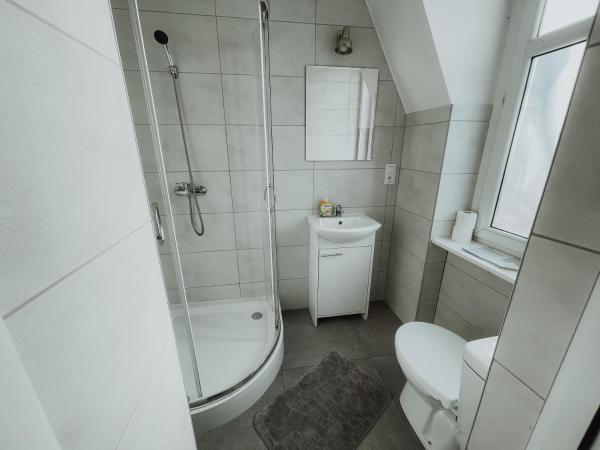 Central Sopot : photo 6 de la chambre standard double room - railway track view