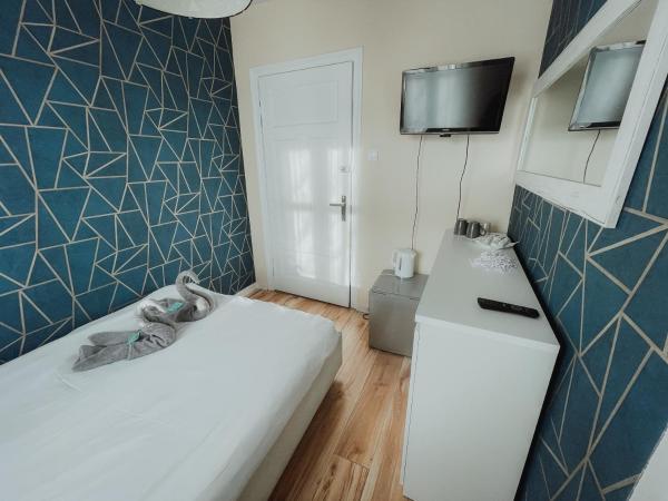 Central Sopot : photo 5 de la chambre standard double room - railway track view