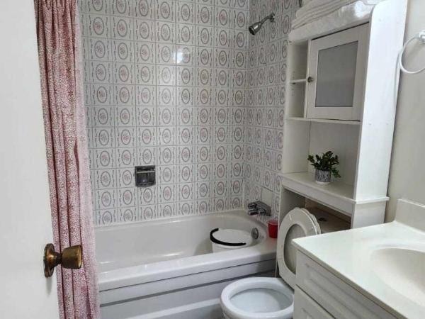 Cozy Town house : photo 6 de la chambre chambre double ou lits jumeaux avec salle de bains commune