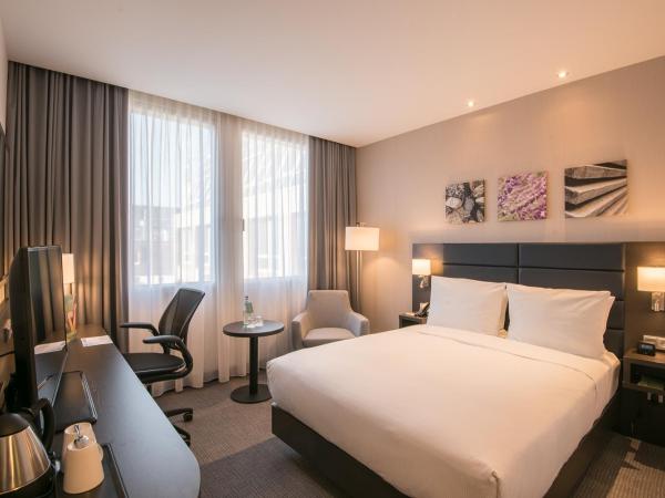 Hilton Garden Inn Frankfurt City Centre : photo 5 de la chambre suite junior lit queen-size - accessible aux personnes à mobilité réduite