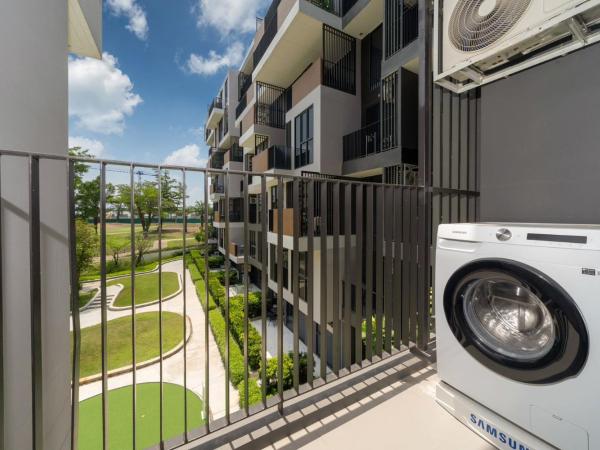 Skypark Laguna BangTao Beach Apartment-Long Term Lease : photo 1 de la chambre studio avec vue sur jardin