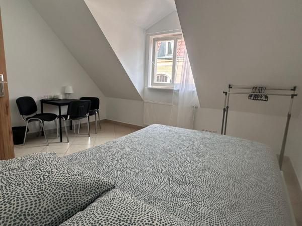 Apartamenty Gołębia-Economic : photo 2 de la chambre chambre double standard avec salle de bains commune