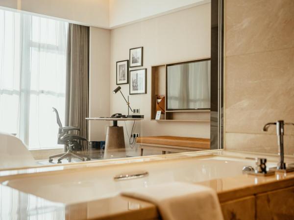 Sheraton Guangzhou Hotel : photo 6 de la chambre chambre lit king-size deluxe - vue sur ville