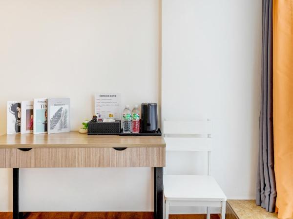 HT Legend Hotel Changgang Metro Station Exit F - Free Shuttle Bus to Canton Fair Complex During Canton Fair Period : photo 7 de la chambre chambre lits jumeaux avec douche 